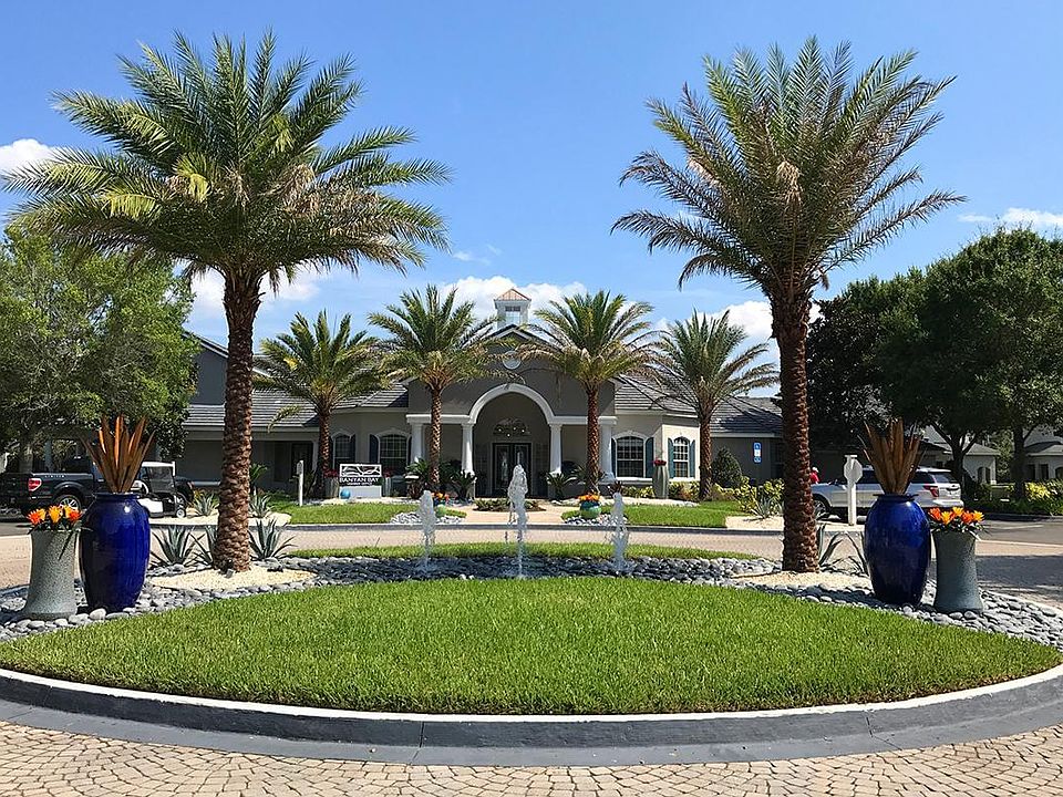 Our resident clubhouse features a resident business center and a coffee bar.