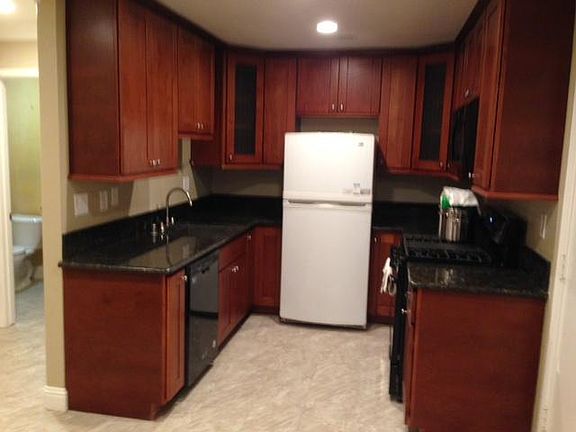 5th image of 454 Richmond Dr Unit 2