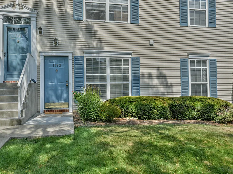 1132 Stafford St — Photo 2