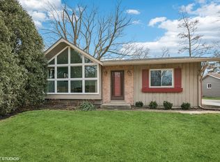 901 Clearbrook Park Dr, Mundelein, IL 60060
