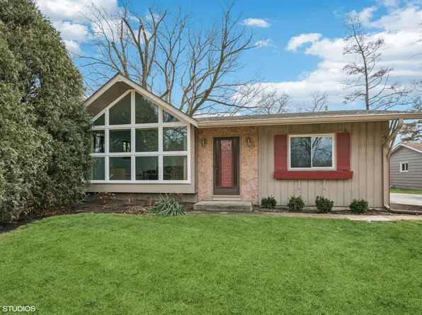 901 Clearbrook Park Dr, Mundelein, IL 60060