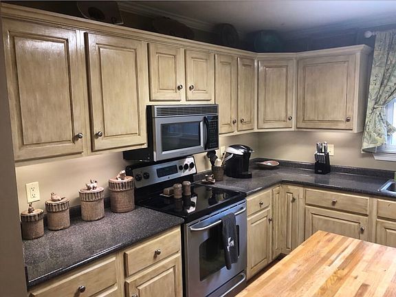 4th image of 210 Pine Lane Dr
