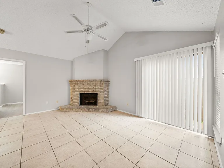 411 Greenlawn Blvd — Photo 3