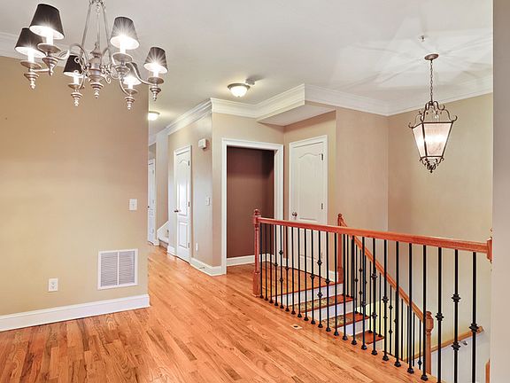 5th image of 3355 Laurel Way SE