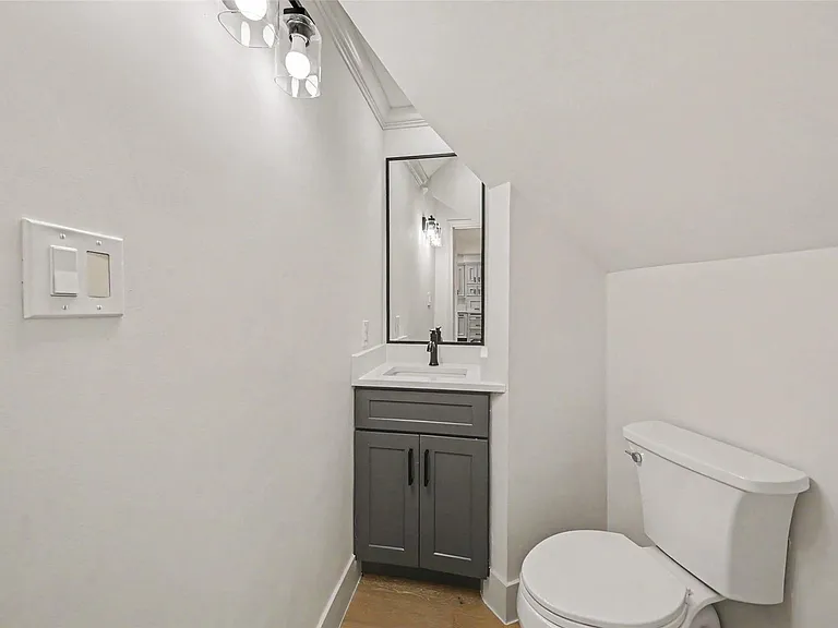 507 Commodore Way — Photo 11