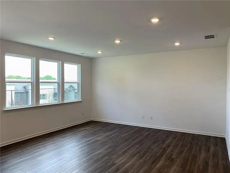 162 Mission Blvd — Photo 3