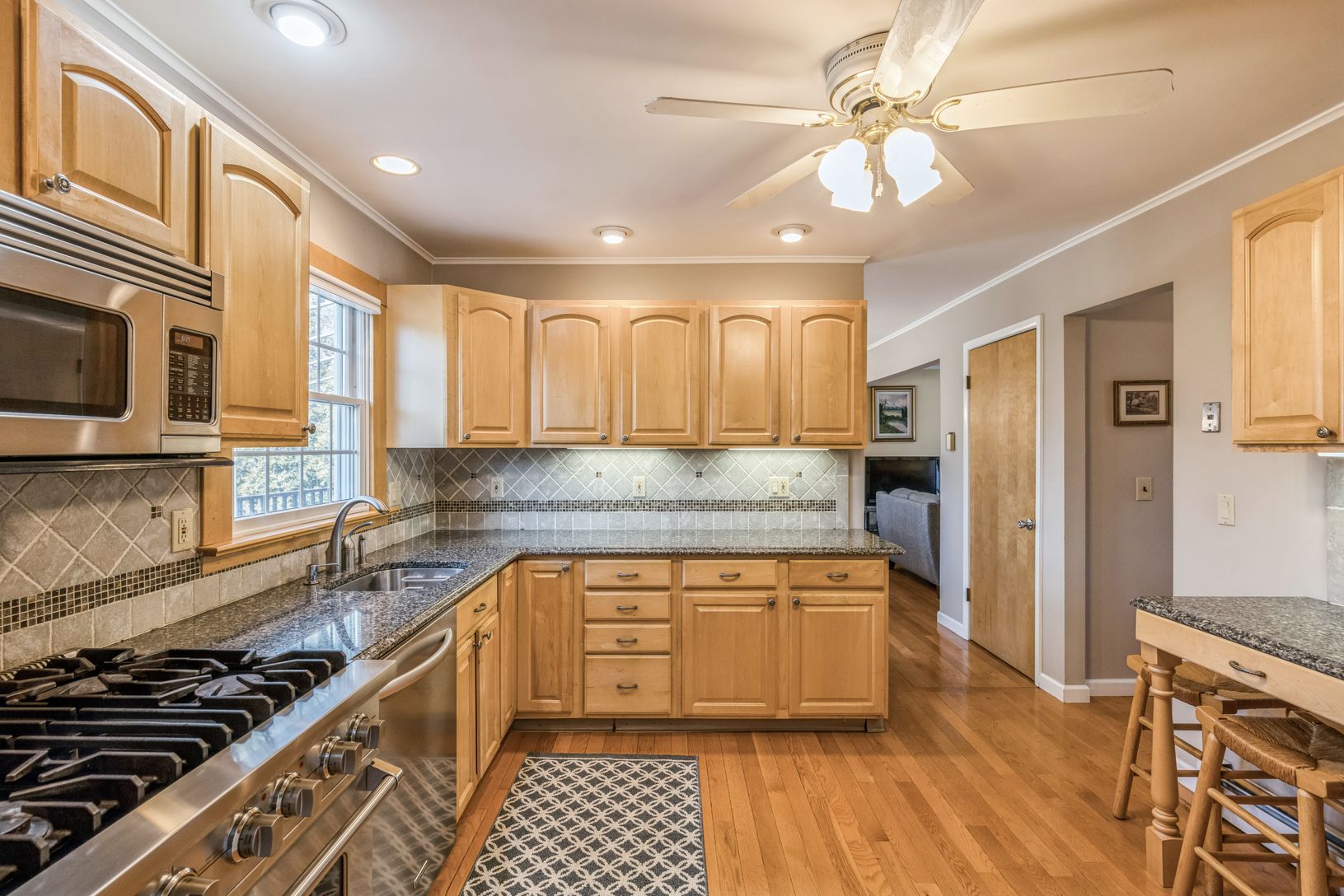  Kitchen - Viking appliances and Quartz countertops