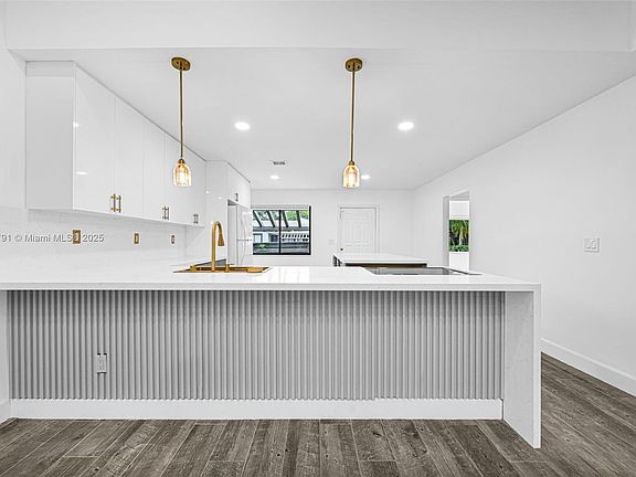 2nd image of 453 Lakeview Dr #453