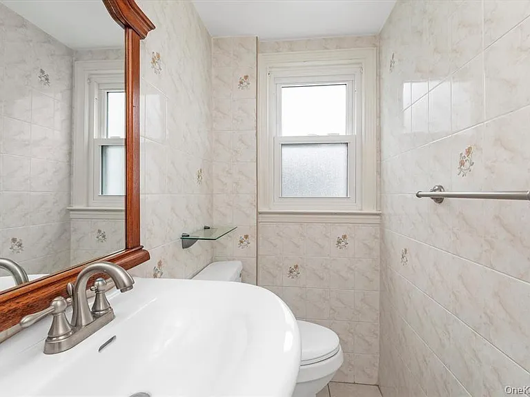 709 Carlyle St — Photo 15