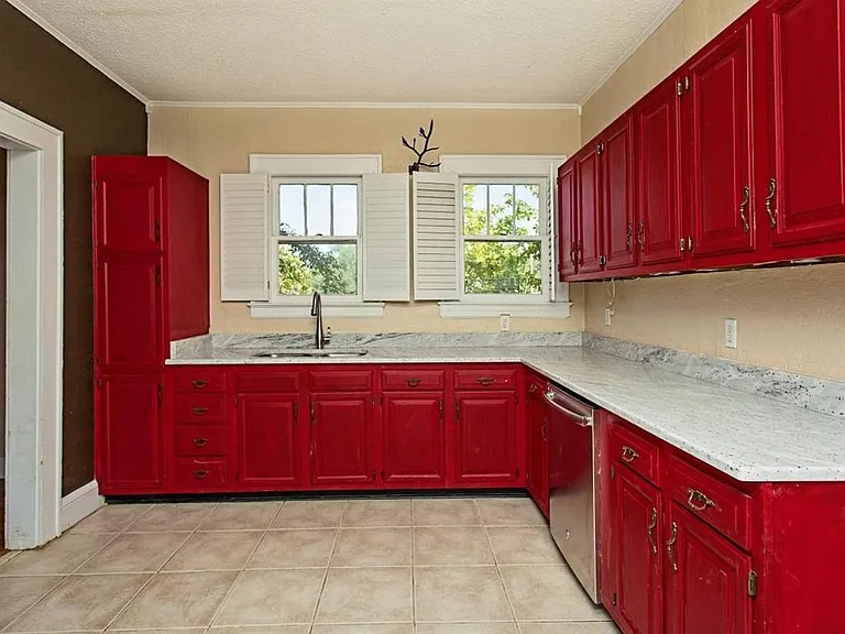 1211 Hollywood Ave — Photo 3