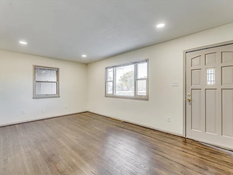 2542 N Erie Ave — Photo 3