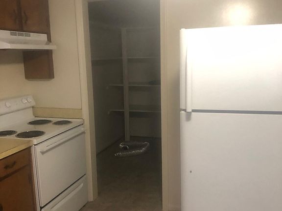 2nd image of 4627 Oxford St
