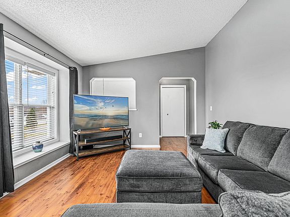 4th image of 105 Meadow Ln
