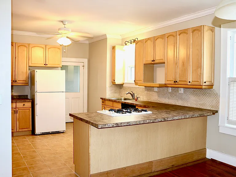 115 Robinson St — Photo 4