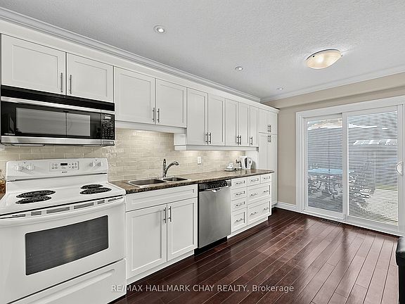 4th image of 12 Grasett Cres