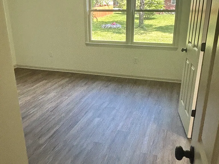 142 Hawthorne Dr — Photo 3
