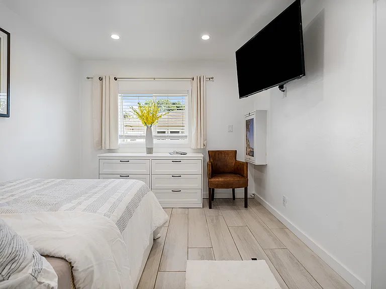 570 Park Ave — Photo 12