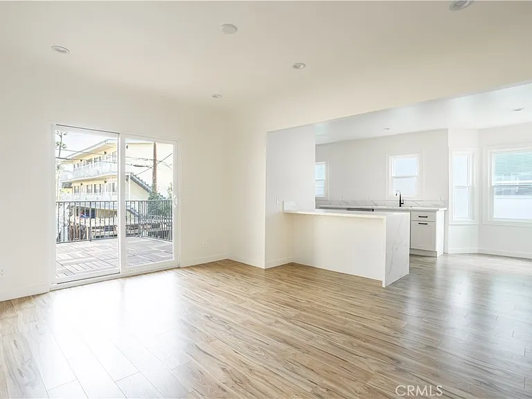 738 S Stanley Ave — Photo 1