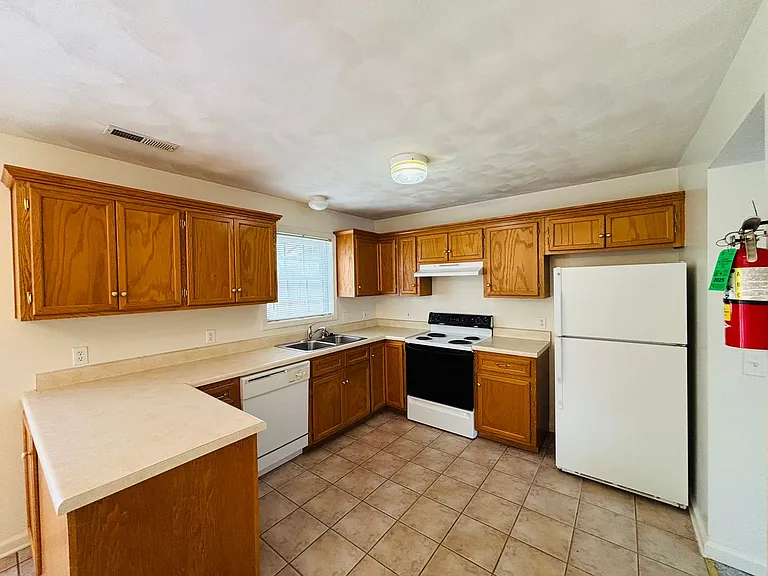 725 E Main St — Photo 10
