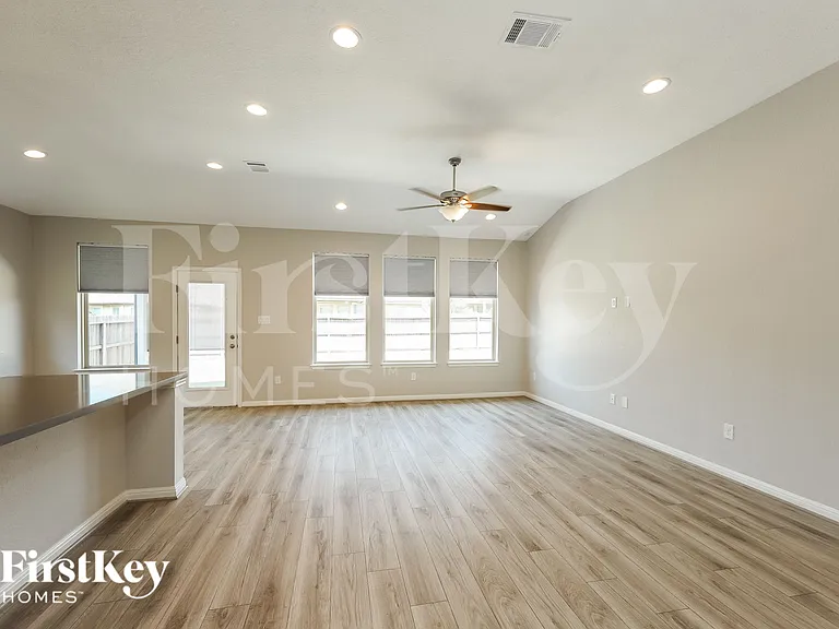 2207 Tiptop Ln — Photo 3