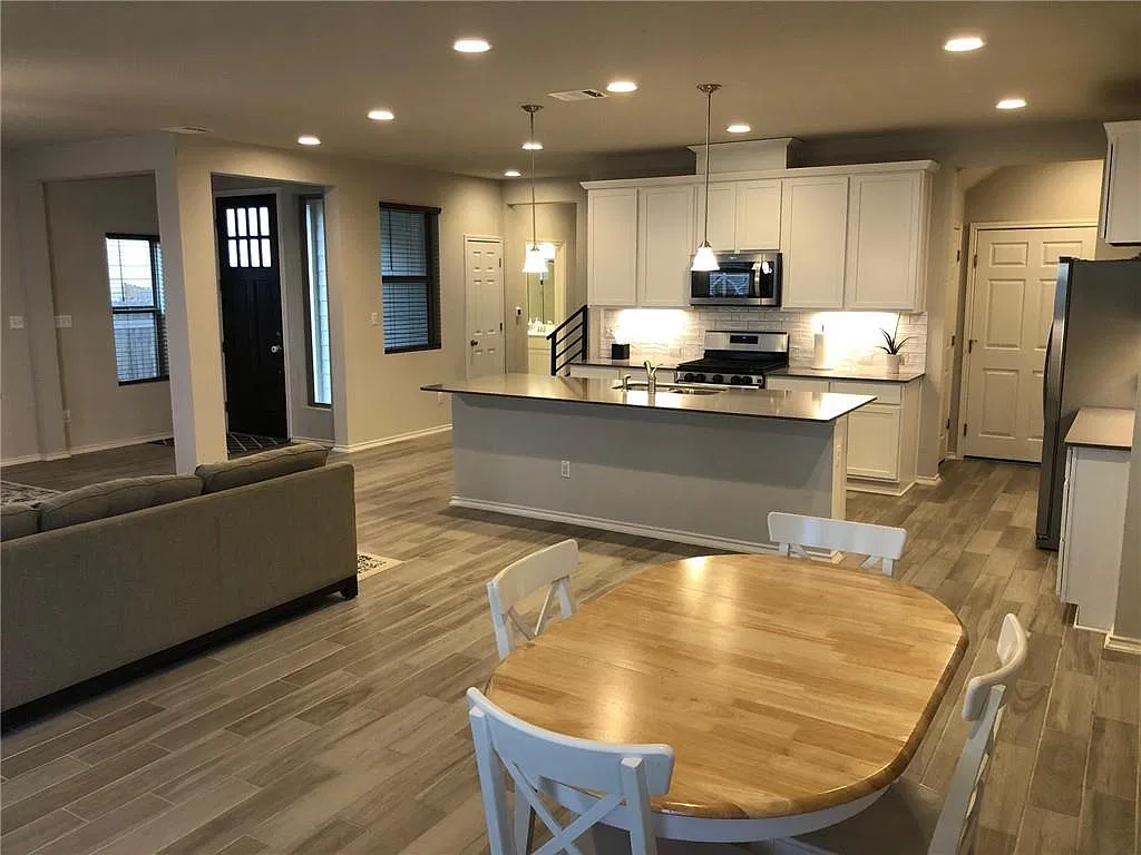 4 bed, 3.0 bath, 2510 sqft, $2,700 — Photo 4