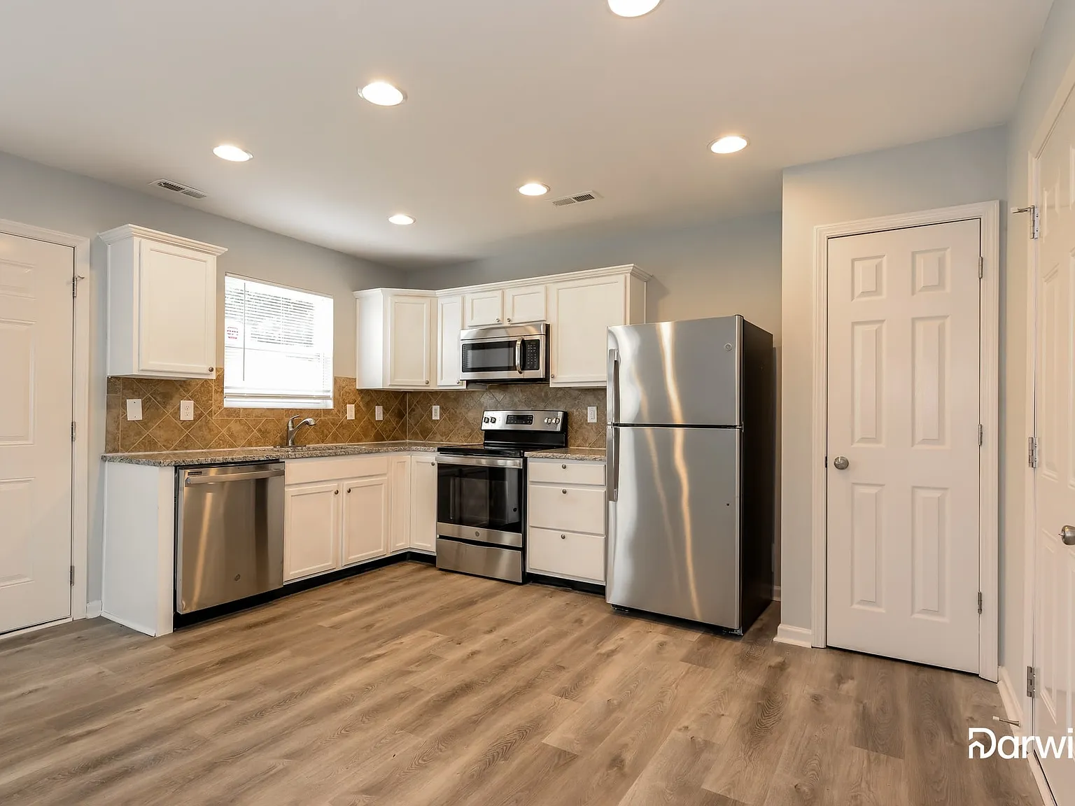 3 bed, 2.5 bath, 1376 sqft, $1,790 — Photo 4