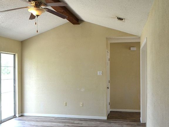 3rd image of 107 Bridle Dr