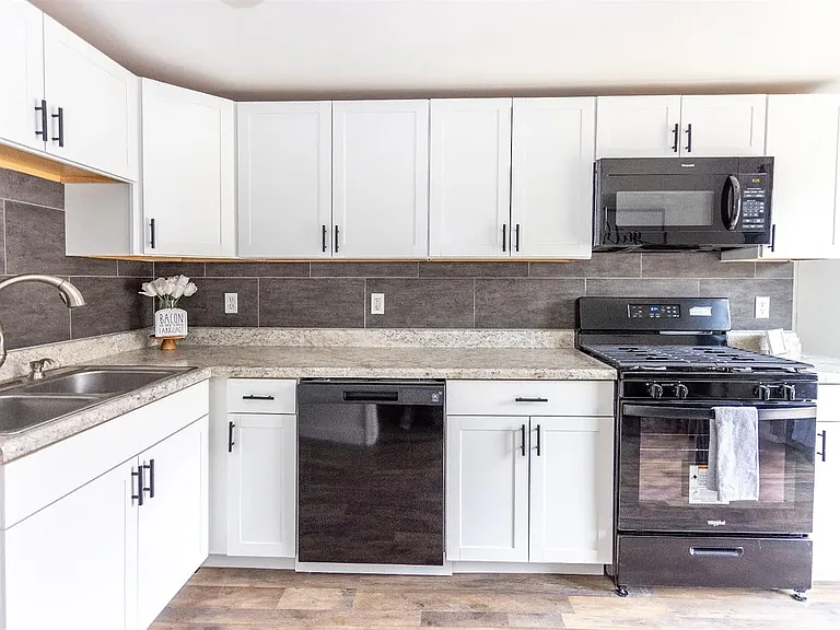 113 Laurel St — Photo 8