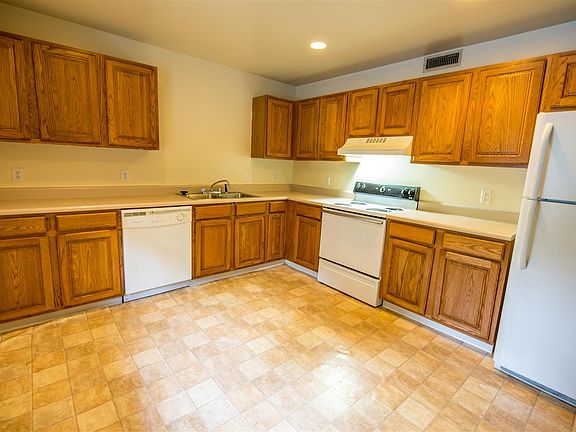 5th image of 612 8th St APT 3