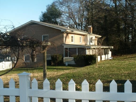 2nd image of 1024 Oakland Dr