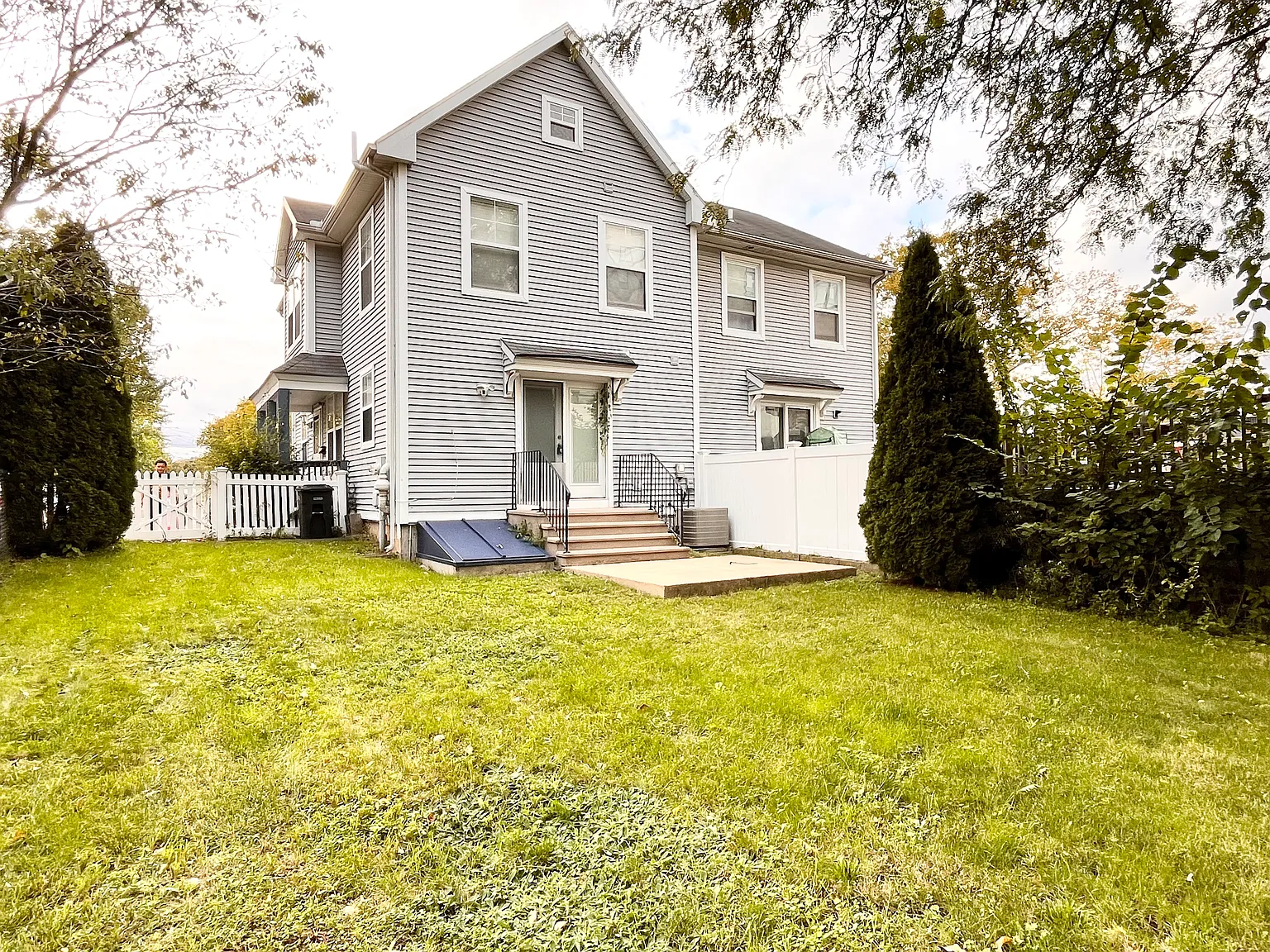 3 bed, 1.5 bath, 1200 sqft, $2,700 — Photo 2