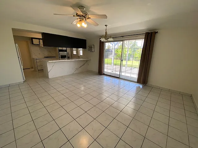 880 N Waverly St — Photo 5