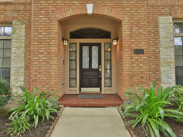 13618 Shadow Falls Ct — Photo 4