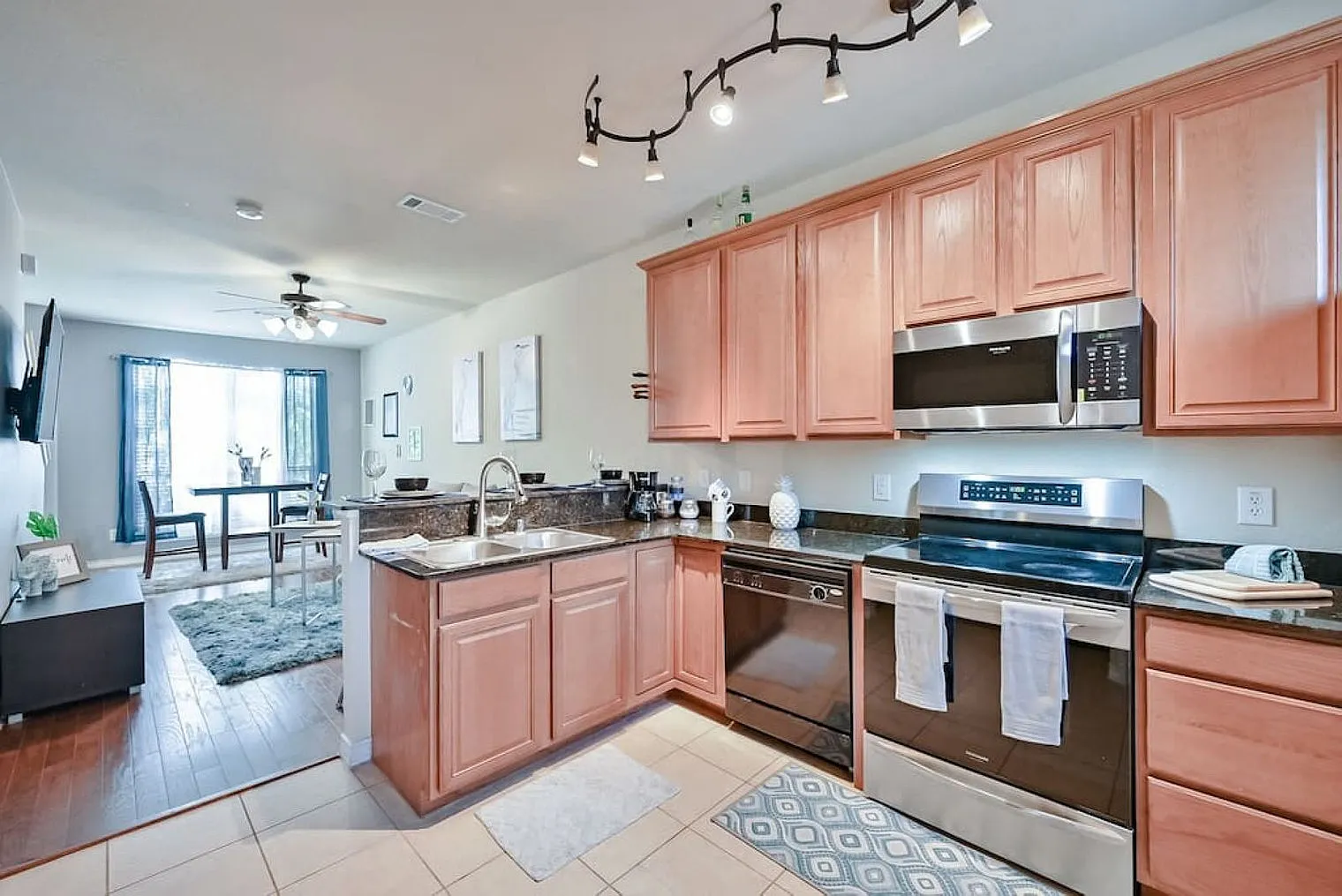 2 bed, 2.0 bath, $3,220 — Photo 4