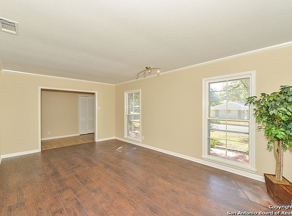 3rd image of 633 Balfour Dr