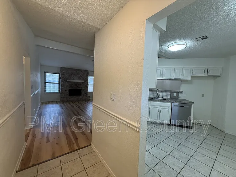 1203 W Austin St — Photo 4