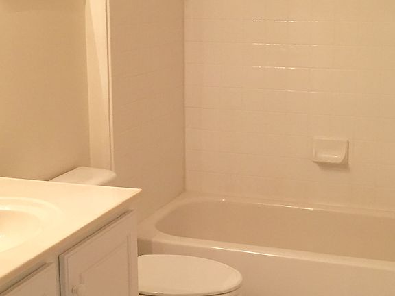 3rd image of 270 Bridgewater Cir