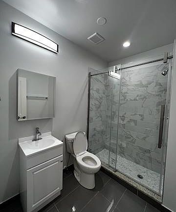2nd image of 1444 W Erie St APT 1C