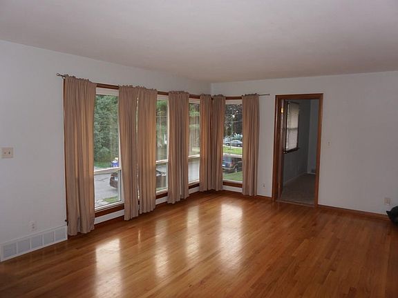 4th image of 1420 27th St