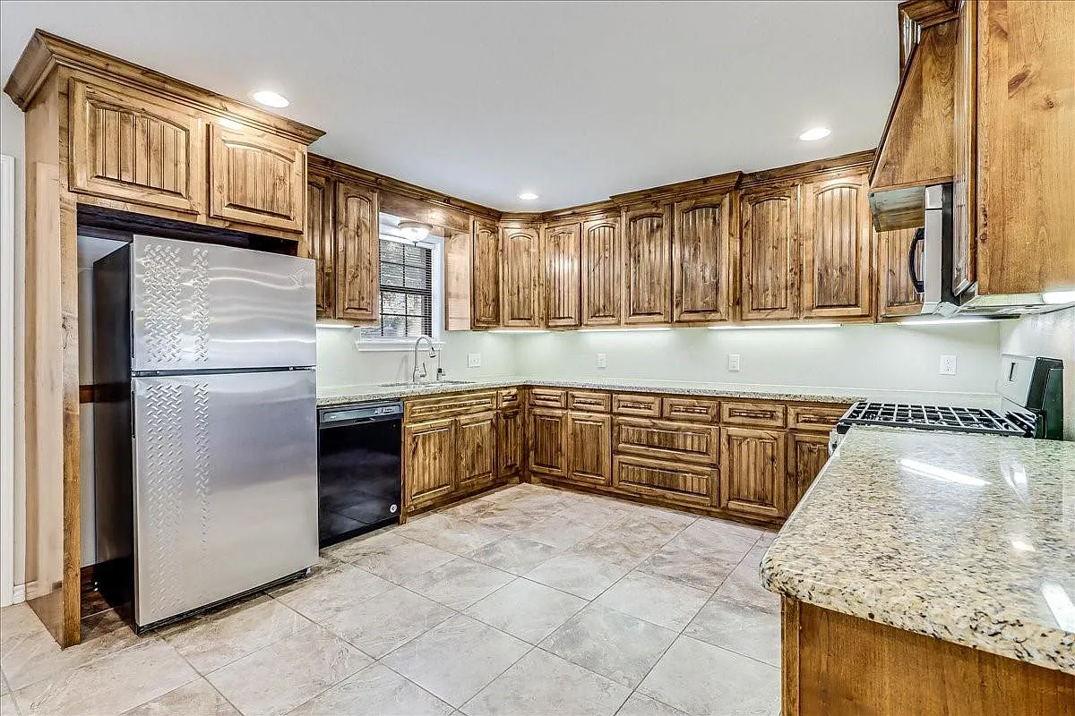 3 bed, 4.0 bath, 2068 sqft, $2,700 — Photo 2