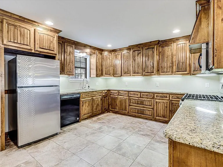 2111 E Lott Ave — Photo 2