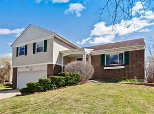 21 Monterey Dr, Vernon Hills, IL 60061