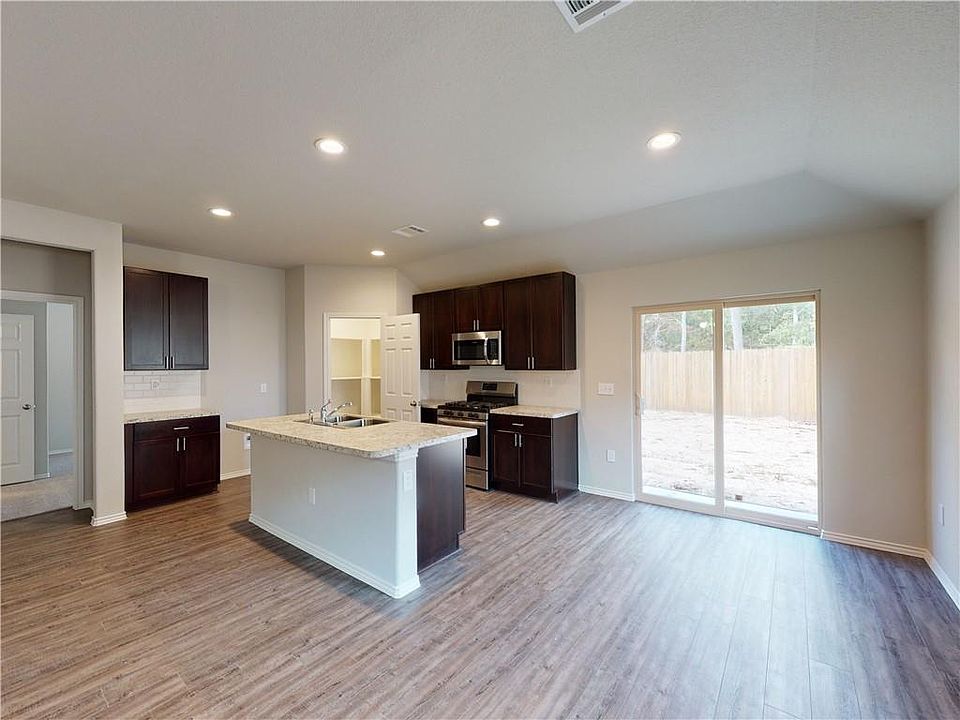 1st image of 524 SE Laurel Dr