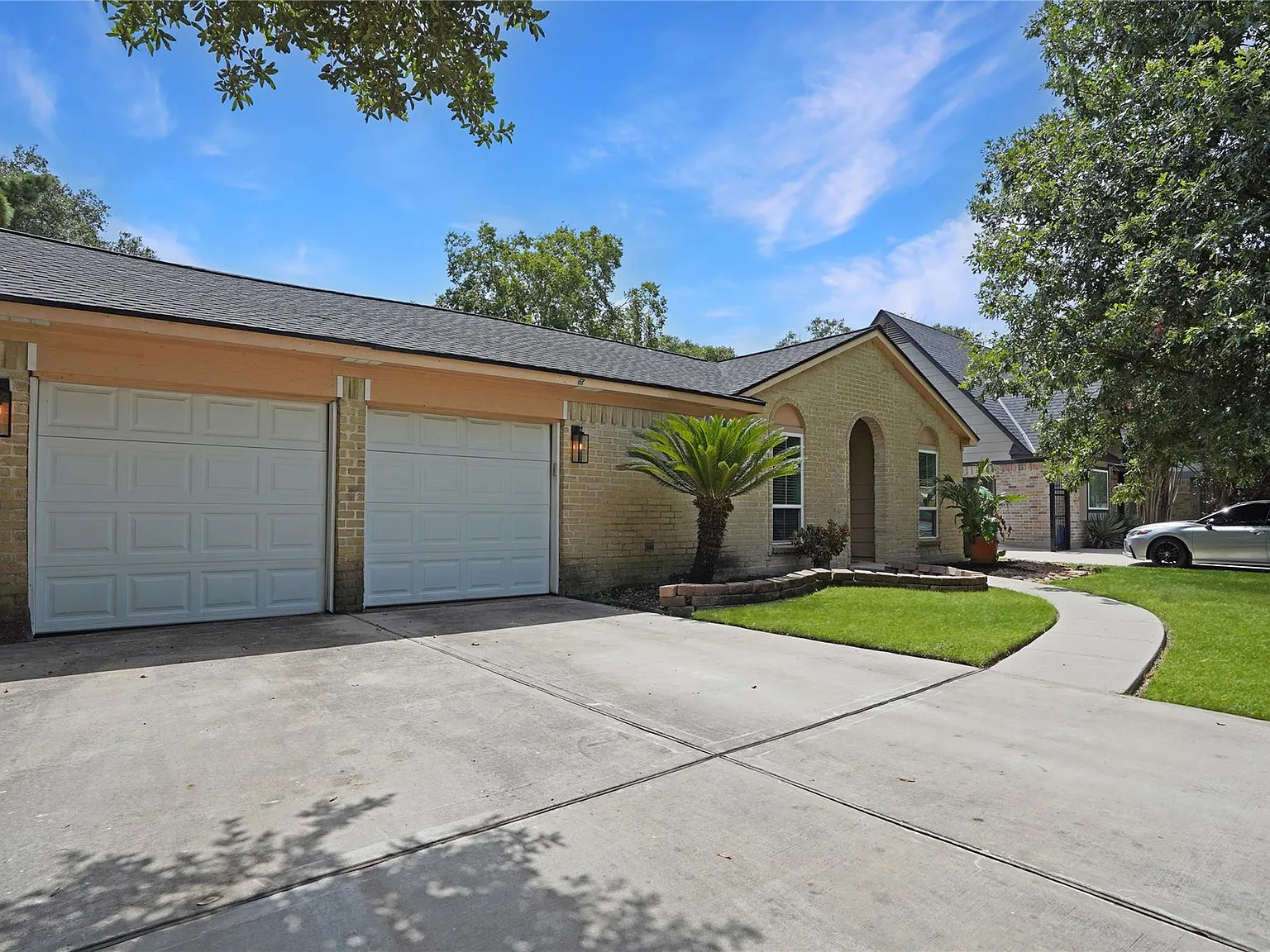 3 bed, 2.0 bath, 1975 sqft, $2,400 — Photo 2