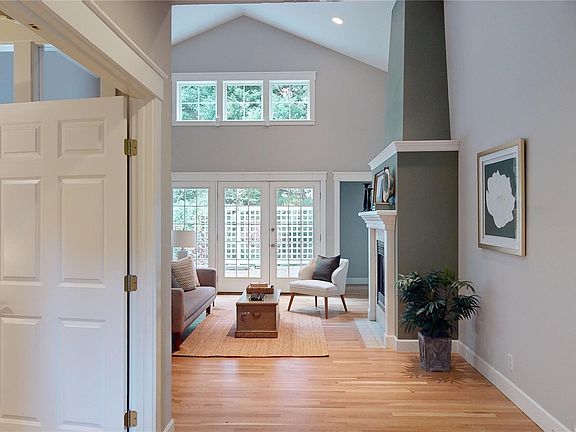 3rd image of 727 Village Circle NW