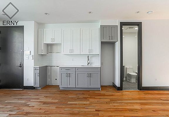 3rd image of 960 Pacific St #2N