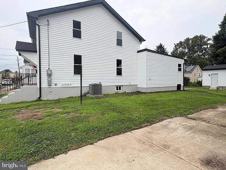 825 W 3rd St — Photo 17