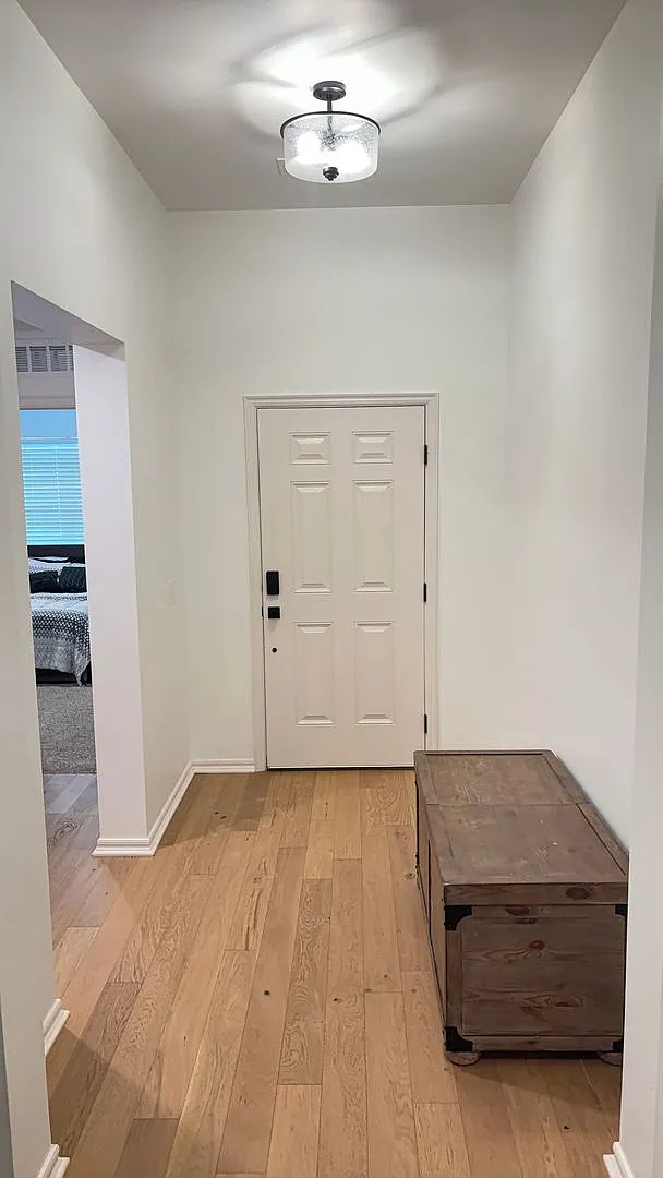 Very Nice 4 Bedroom 2 Bathroom House in Mustang Schools — Photo 3