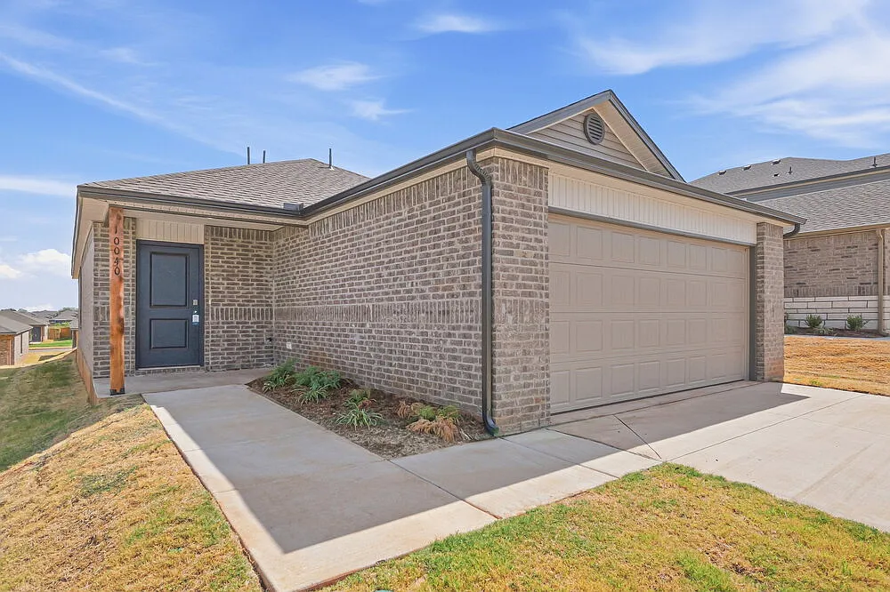 3 bed, 2.0 bath, 1402 sqft, $1,615 — Photo 2