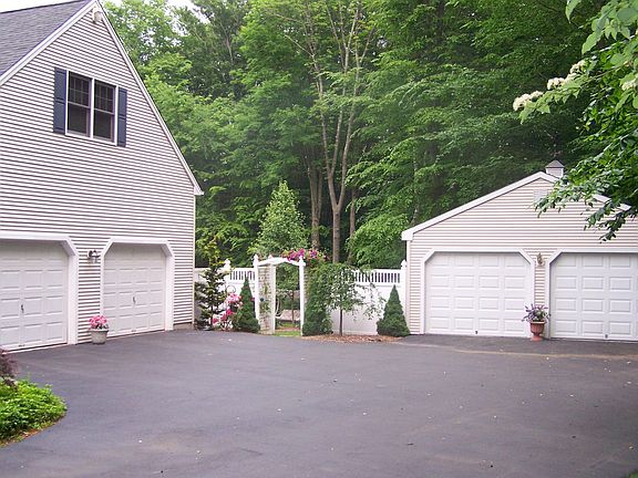 4 Car Garages w/large turnaround